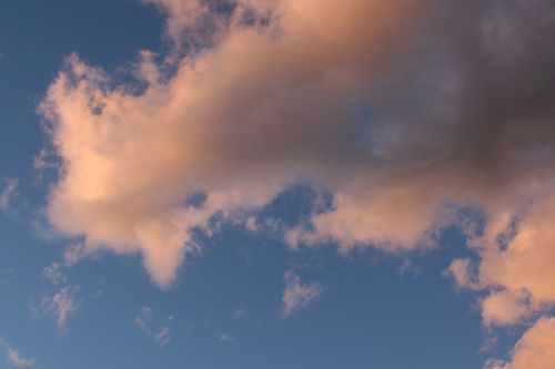 Free Beautiful sky with fluffy clouds at sunset, showcasing serene evening atmosphere. Stock Photo