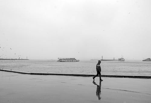 Foto d'estoc gratuïta de barques, blanc i negre, home