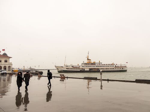 Foto d'estoc gratuïta de barques, caminant, dia plujós