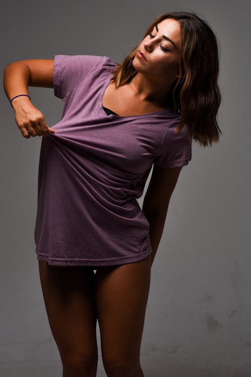 Foto profissional grátis de camisa roxa, de pé, holding
