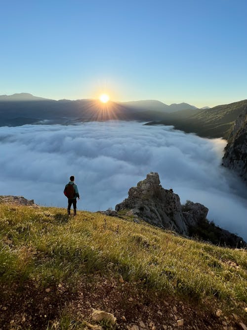 Ücretsiz bulutlar, çim, dağ içeren Ücretsiz stok fotoğraf Stok Fotoğraflar