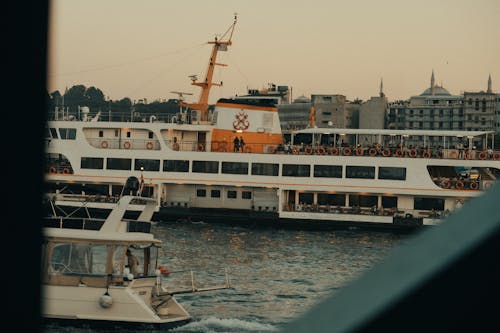 Photos gratuites de bateau de croisière, bâtiment, ciel du soir