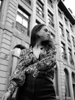 Stylish monochrome portrait of a woman with curly hair in Montréal's urban setting.