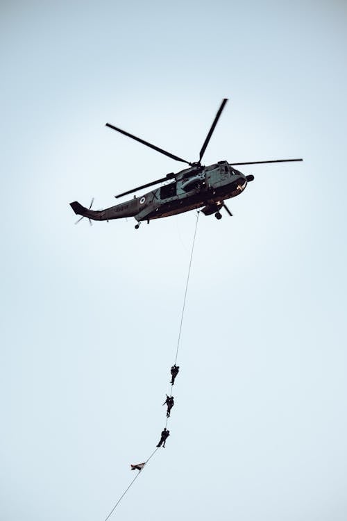 Бесплатное стоковое фото с вертикальный выстрел, вертолет, летающий