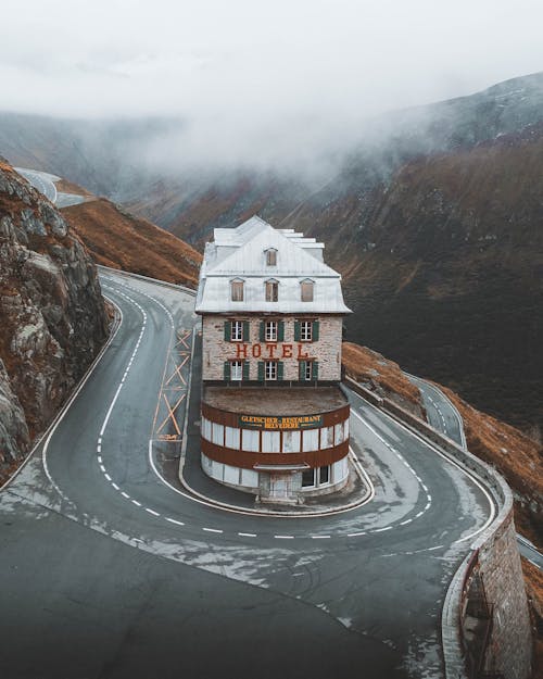 Hotel next to the Winding Road 