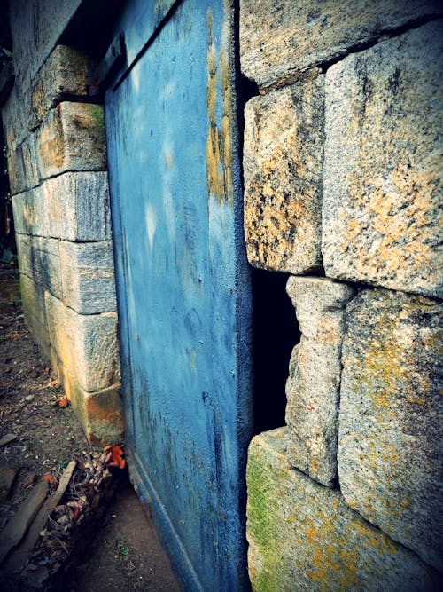 Kostenloses Stock Foto zu blau, blaue tür, friedhof