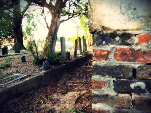 Kostenloses Stock Foto zu backstein, friedhof, grab