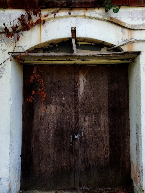 Kostenloses Stock Foto zu altes gebäude, holztür, tür