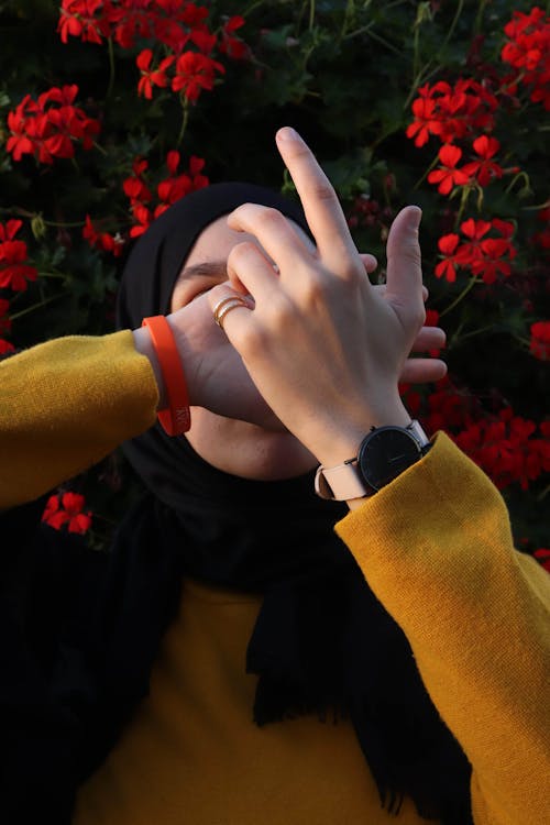 Kostnadsfri bild av blommor, hijab, kvinna