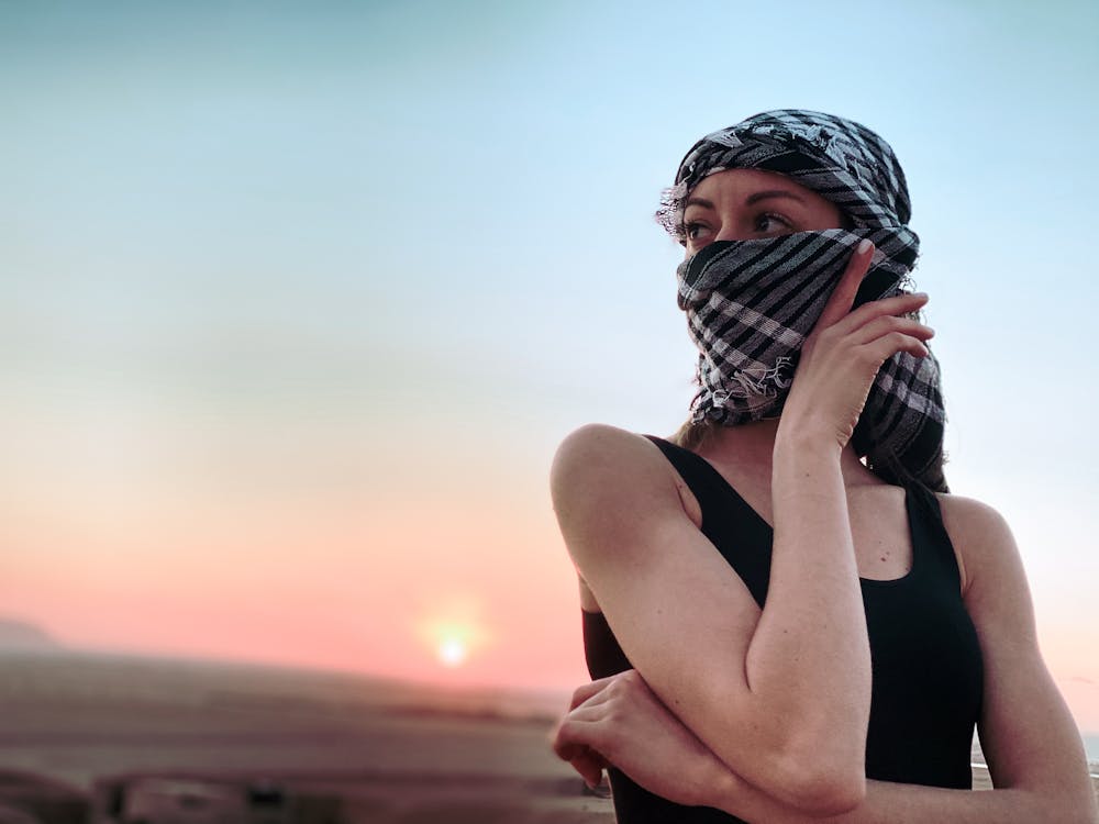 Fotobanka s bezplatnými fotkami na tému arabská žena, čierna tielko, človek