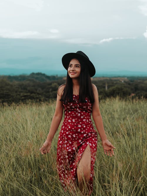 Fotos de stock gratuitas de de pie, gorro, mujer