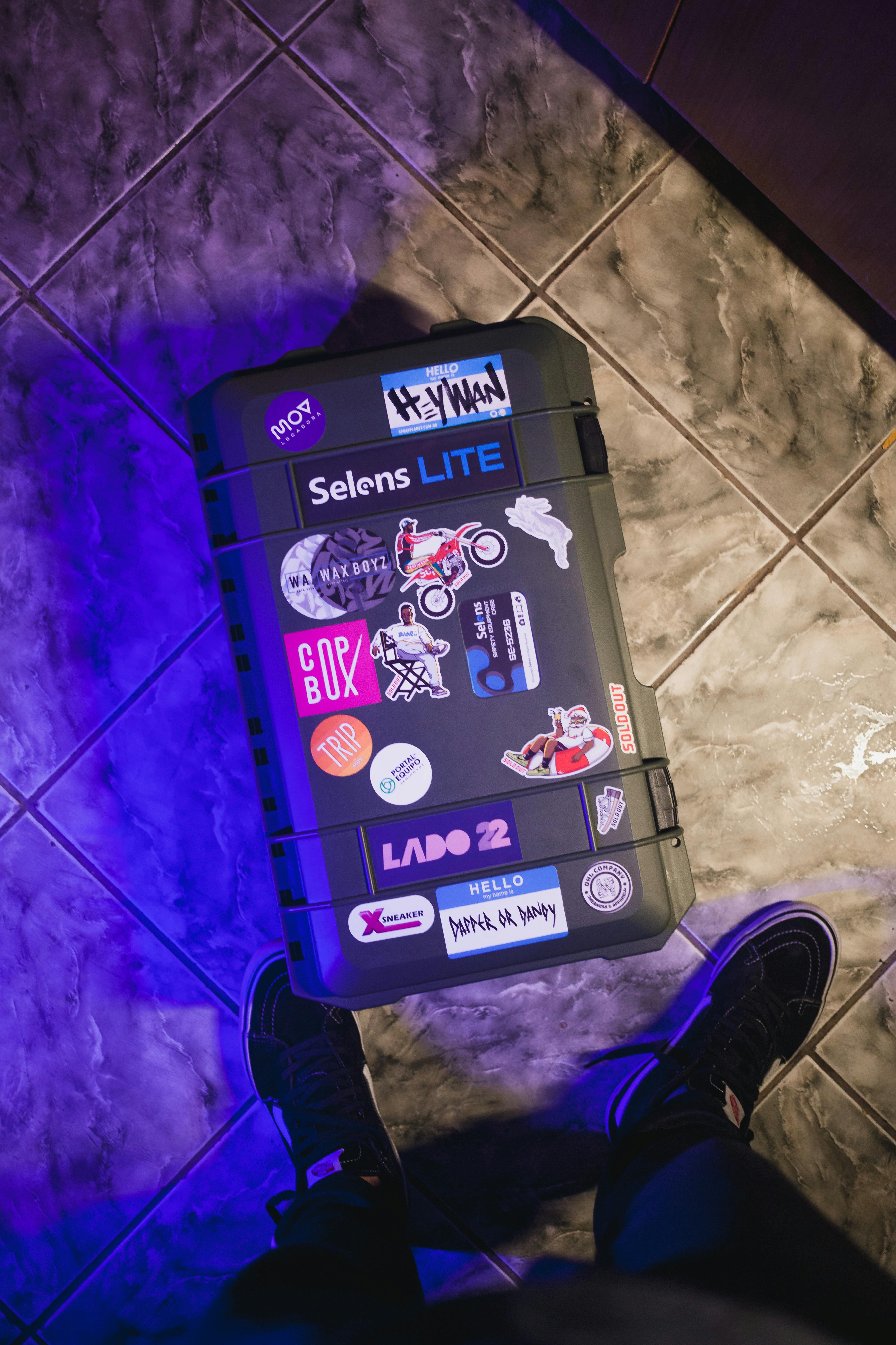 Gratis Immagine gratuita di abbigliamento casual, accessorio da viaggio, adesivi Foto a disposizione