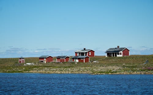 Gratis arkivbilde med bygninger, hus, innsjø