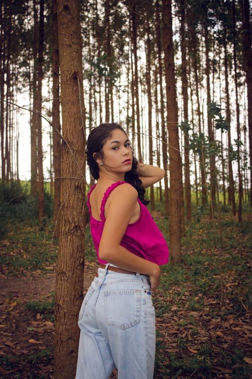Základová fotografie zdarma na téma brunetka, les, na výšku