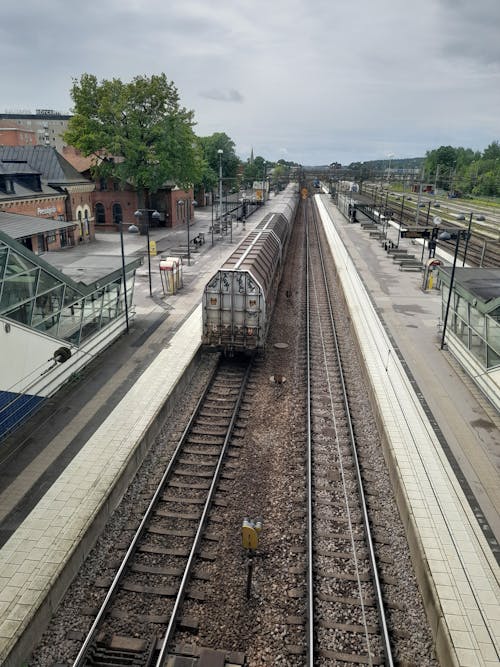 Бесплатное стоковое фото с вертикальный выстрел, железнодорожная станция, поезд