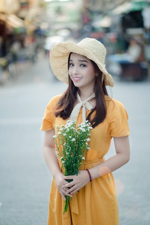 Femme Tenant Des Fleurs De Souffle De Bébé