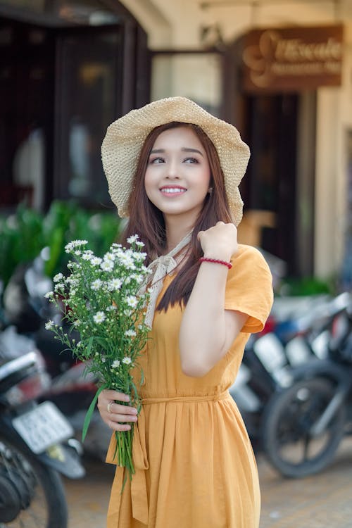 Foto De Enfoque Selectivo De Una Mujer Sosteniendo Flores