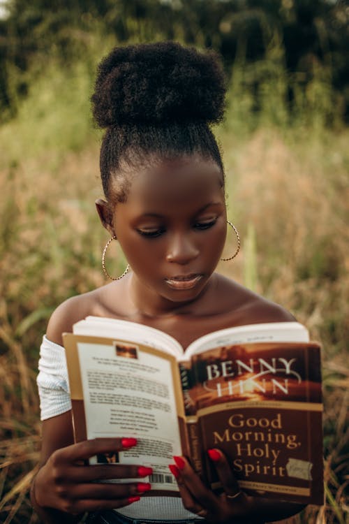Ilmainen kuvapankkikuva tunnisteilla afroamerikkalaiset naiset, kirja, lukeminen