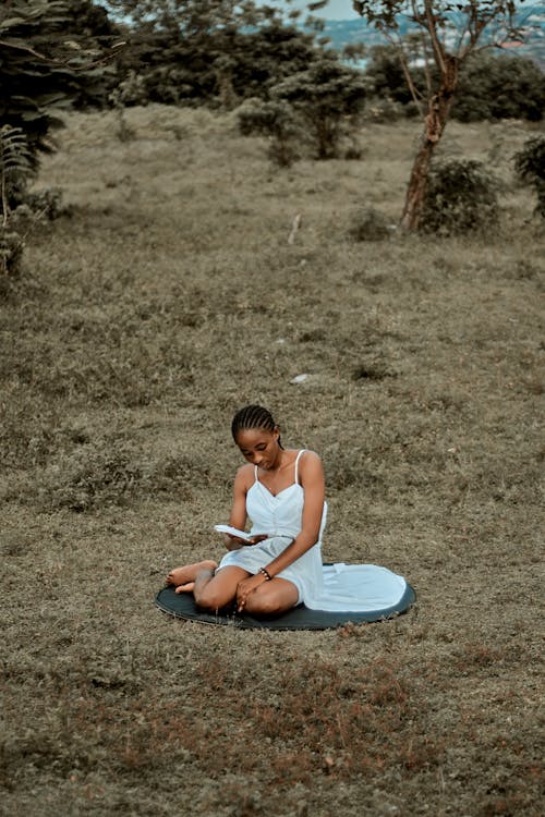 Безкоштовне стокове фото на тему «афро-американська жінка, біла сукня, вертикальні постріл»