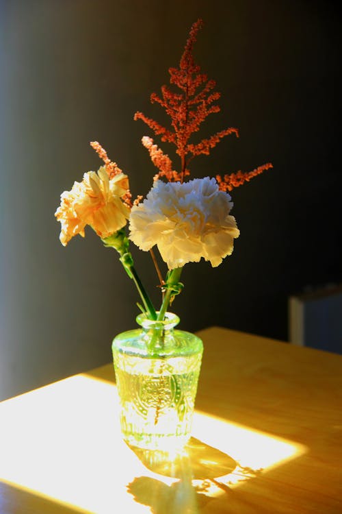 無料 ガラス花瓶, テーブル, デコレーションの無料の写真素材 写真素材