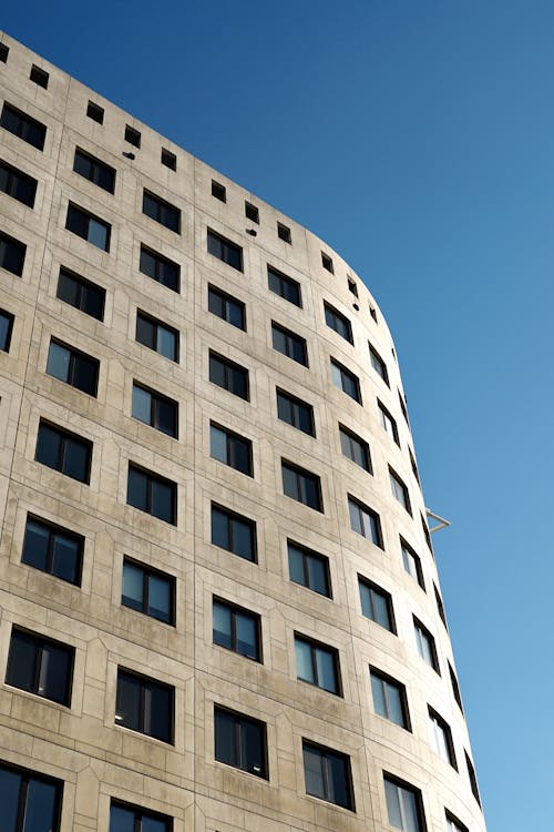 Kostenloses Stock Foto zu architektur, beton, blauer himmel