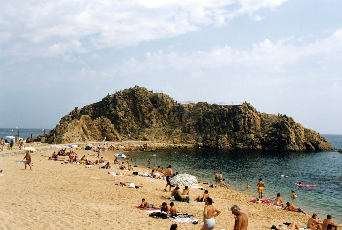 Unde te cazezi în Costa Brava - plaja Blanes cu stânca Sa Palomera într-o zi însorită