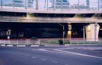 俄罗斯索契的一条街道上，有一座现代立交桥，桥上有路标，道路空旷