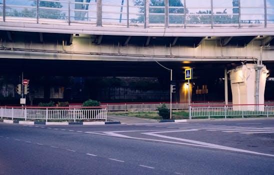 俄罗斯索契的一条街道上，有一座现代立交桥，桥上有路标，道路空旷