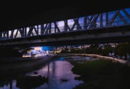 黄昏时分，风景秀丽的俄罗斯索契河上有一座桥被拍摄下来