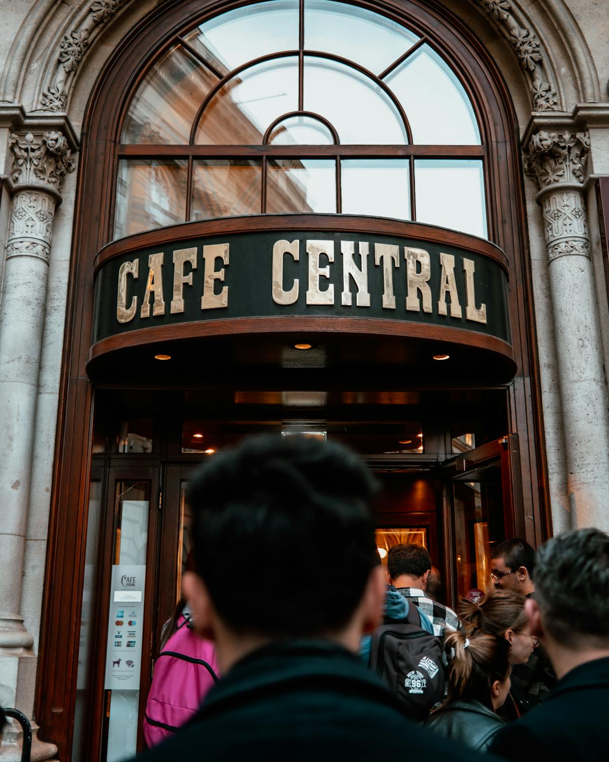Persone in coda ordinate all’esterno vicino all’ingresso dell’edificio
