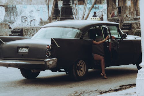 Darmowe zdjęcie z galerii z czarny samochód, droga, jeżdżenie