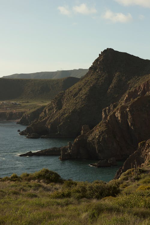 Immagine gratuita di campo d'erba, corpo d'acqua, esterno