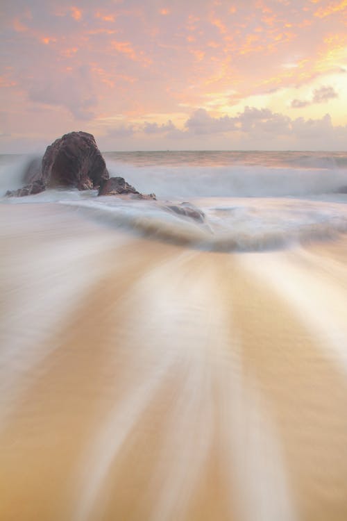 무료 낮 동안 갈색 바위 옆에 갈색 모래 스톡 사진