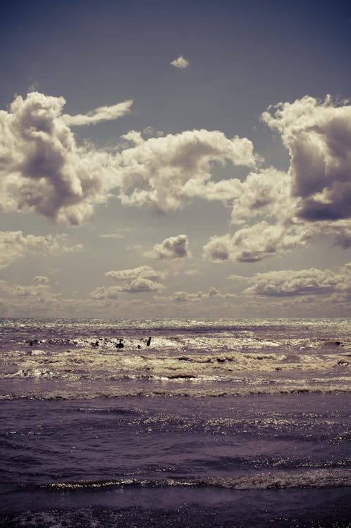Kostenlos Weiße Wolken Unter Dem Gewässer Stock-Foto
