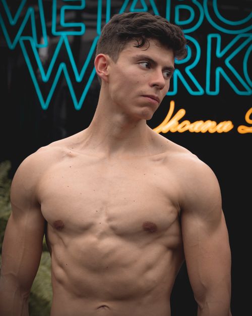Free Shirtless muscular man posing outdoors in Ciudad de México, showcasing fitness and strength. Stock Photo