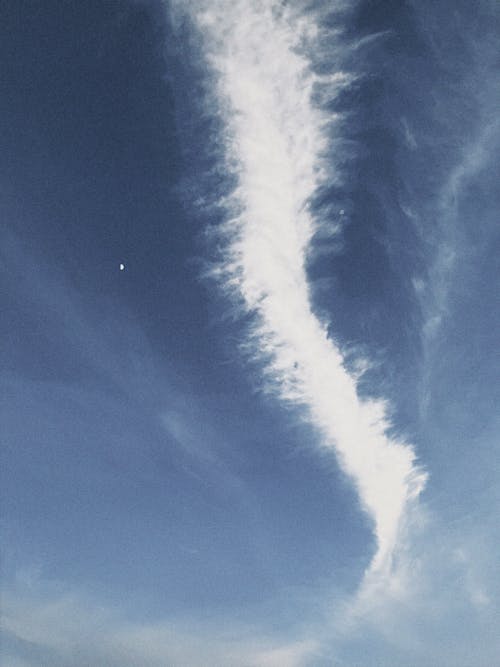 Бесплатное стоковое фото с вертикальный выстрел, голубое небо, картина изображающая небо
