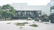 现代博物馆的室外立面展示了岩石和大型肖像