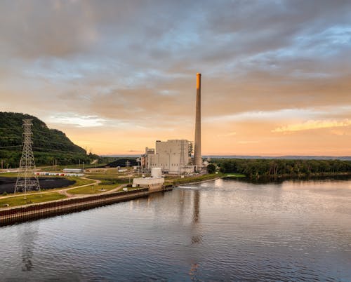 Kostenloses Stock Foto zu brennstoff- und energieerzeugung, fluss, hügel