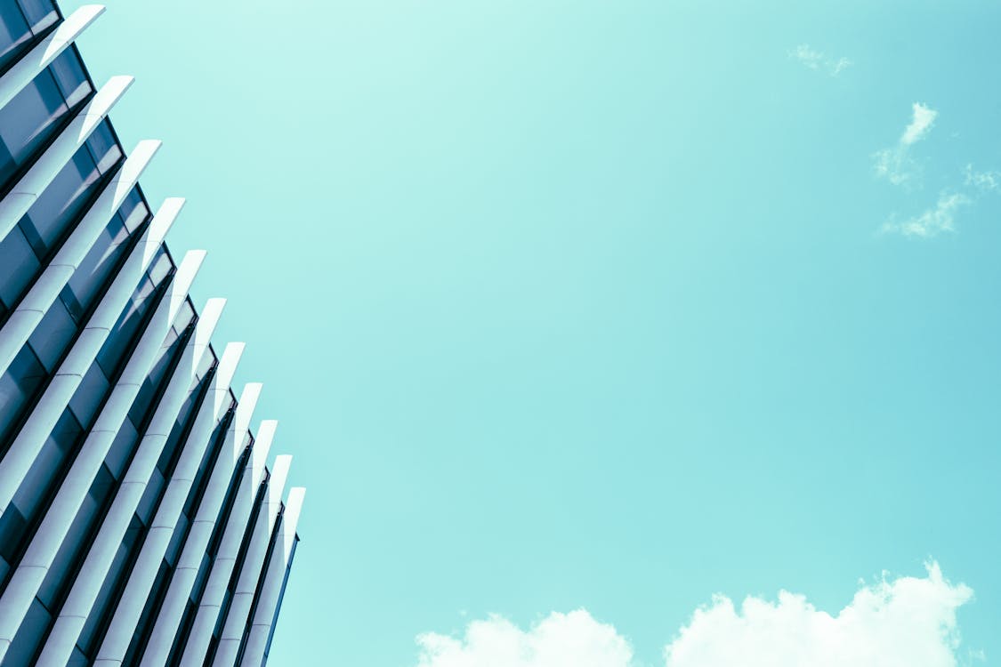 免費 高層建築在白雲和藍天下 圖庫相片
