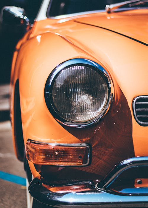 бесплатная Фотография оранжевого ретро автомобиля крупным планом Стоковое фото