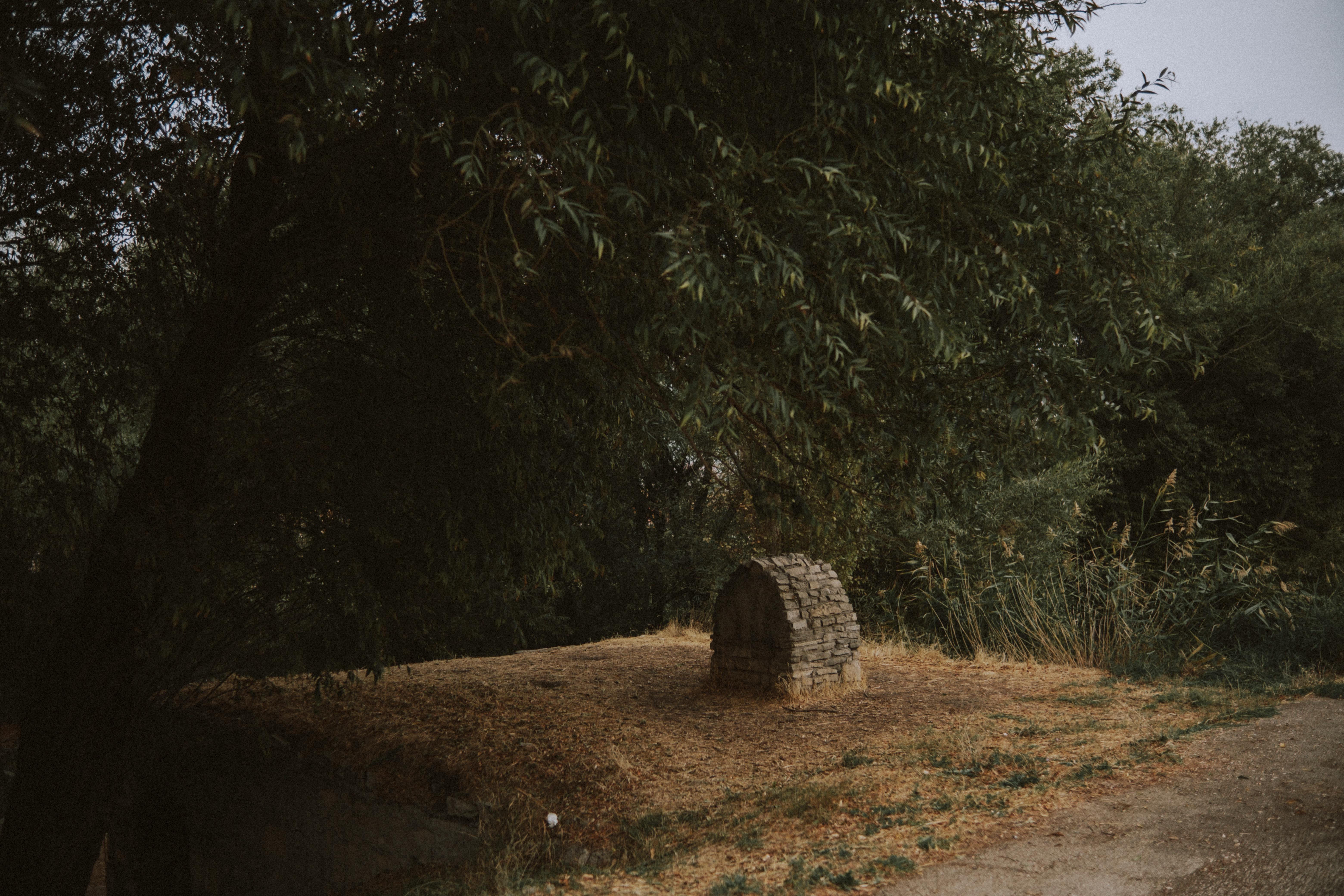 Small Brick Building in the Countryside · Free Stock Photo