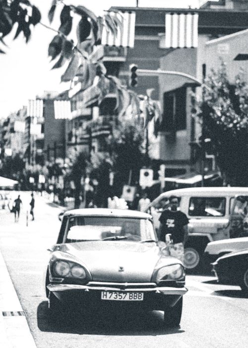 Free Classic vintage car on a bustling Barcelona street captured in timeless black and white. Stock Photo