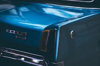 特写镜头展示了一辆巴塞罗那的蓝色老式道奇汽车，其时尚的后部设计尤为突出