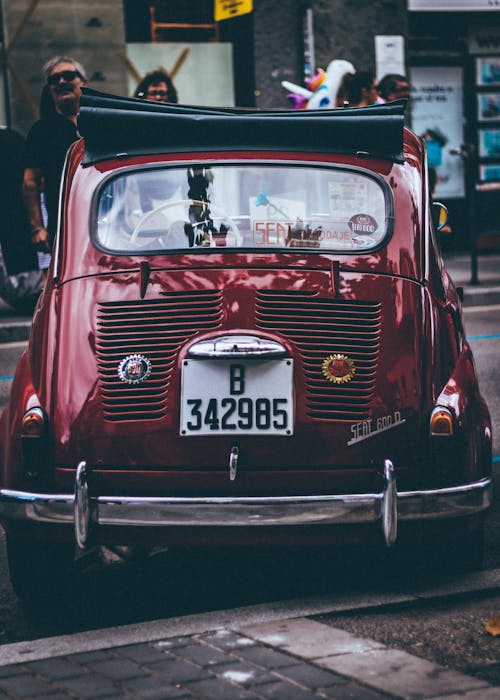 Foto Di Un'auto D'epoca Parcheggiata Sulla Strada