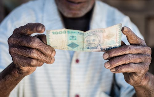 Foto Close Up Orang Yang Memegang Uang Kertas