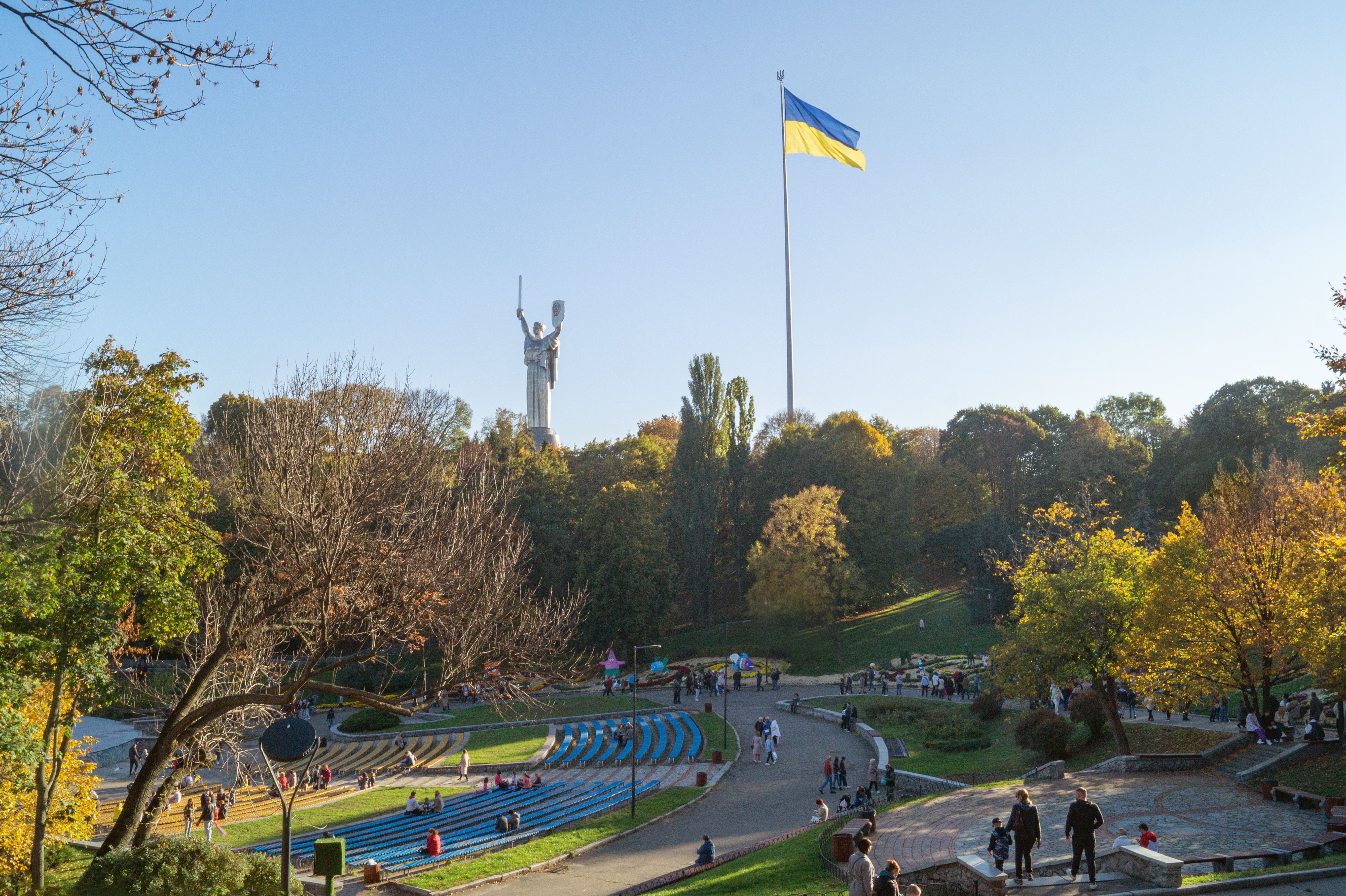 Ema sira iha Kyiv, Ukraína, la'o iha parke durante tréguas, ho sorrisu no esperansa, depois de anos atake militar