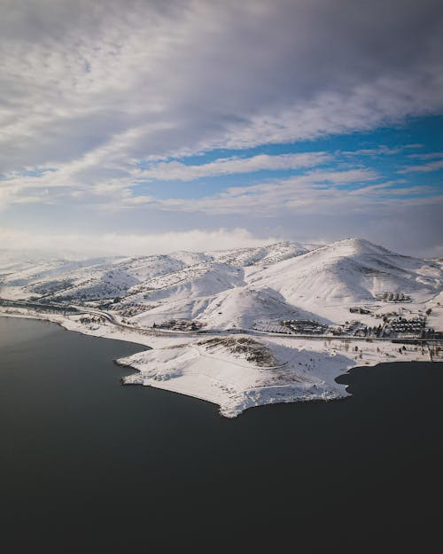 Foto profissional grátis de coberto de neve, corpo d'água, inverno