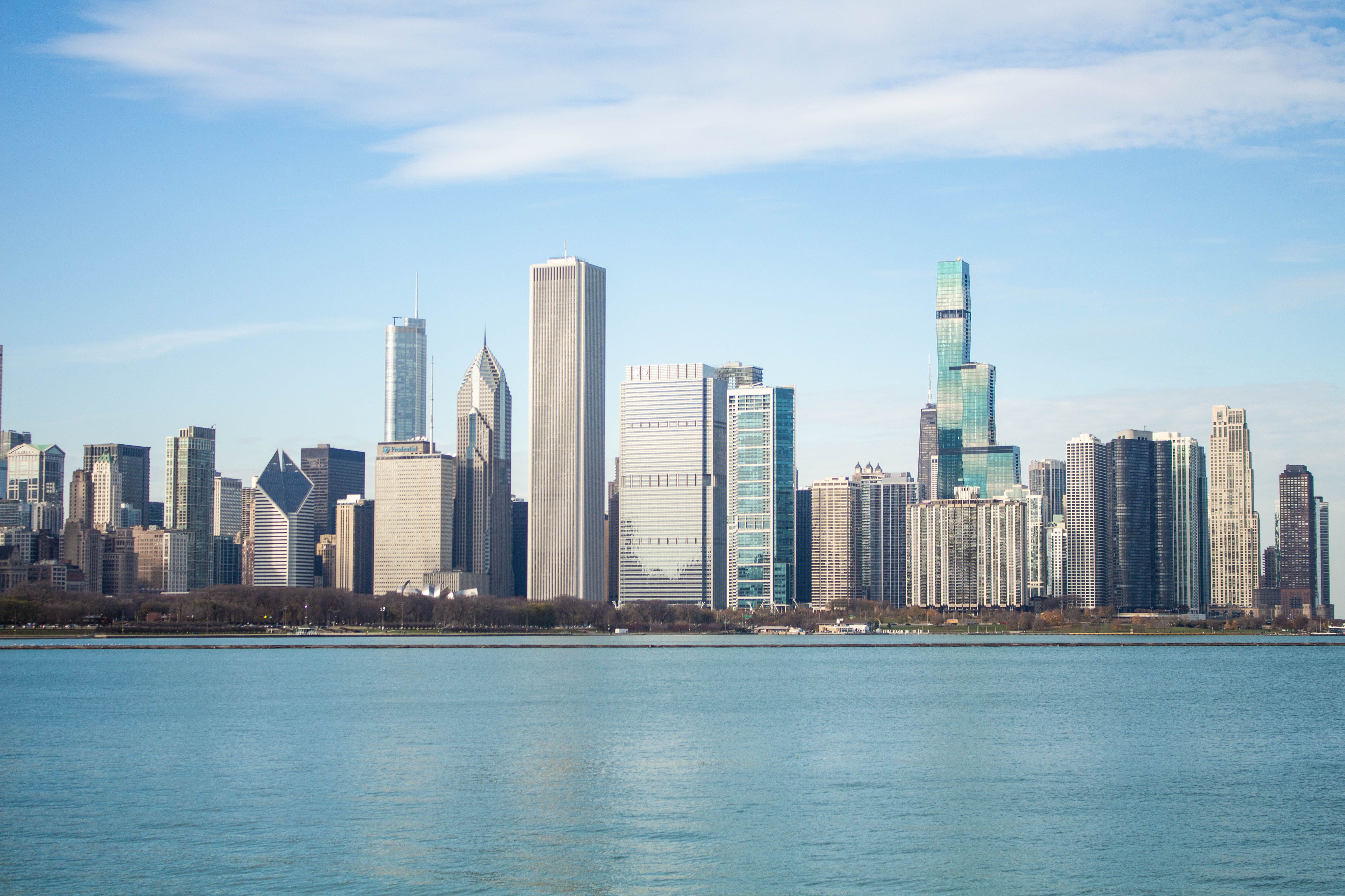 Edgewater Chicago lakefront with apartment buildings and Lake Michigan views - Edgewater apartments utilities included