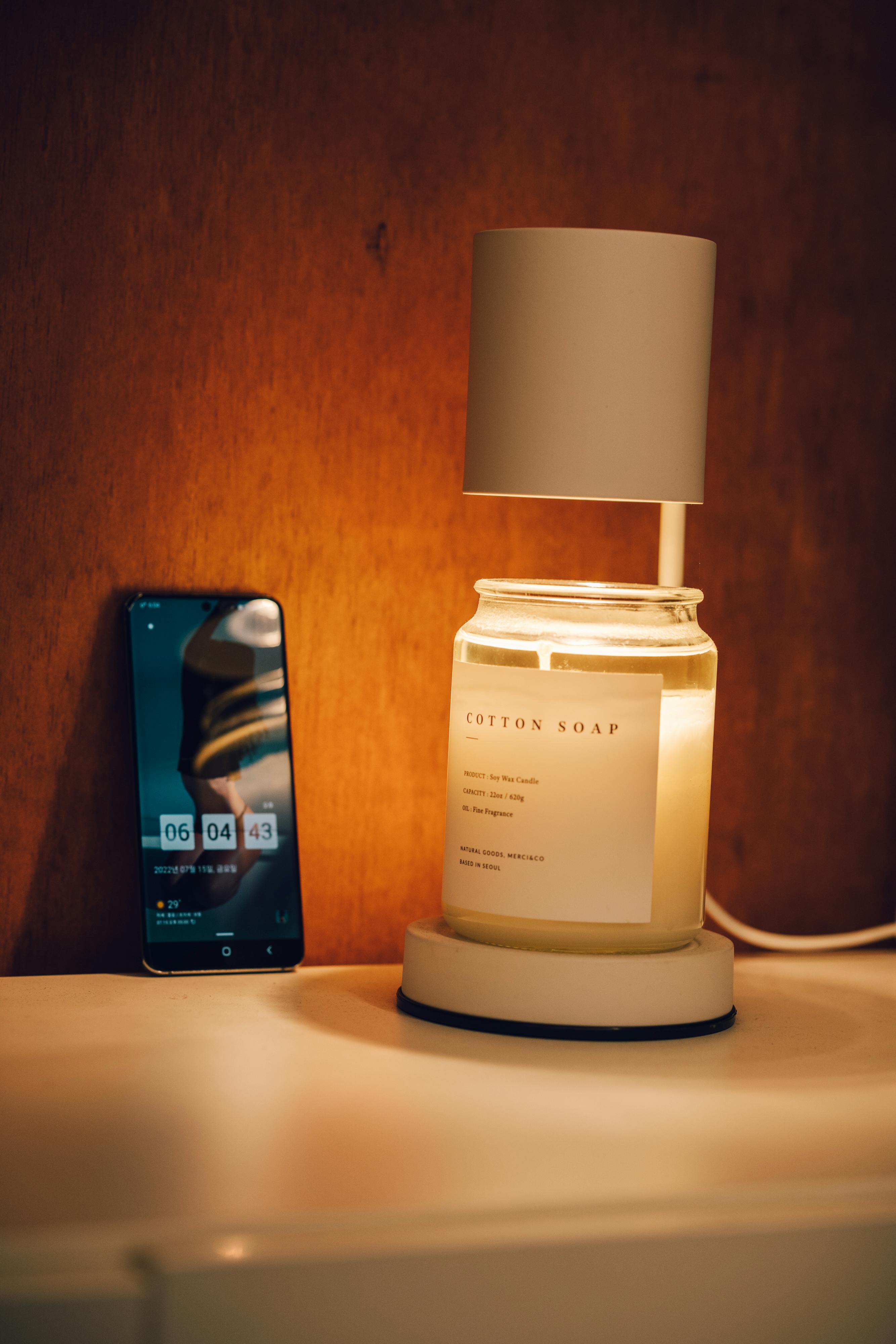 Kostnadsfria Ljushållare I Glas Och Vit Lampa Stock foto