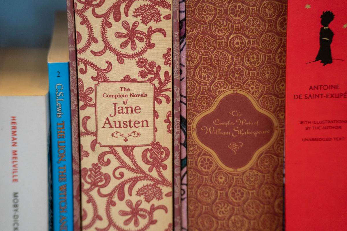 Volumul Operelor complete ale lui William Shakespeare pe raft